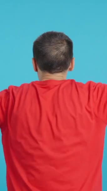 Stüdyoda Sviçre Flaması Sallayan Bir Adamın Dikiz Aynasından Krom Görüntüler — Stok video