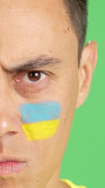 Видео Студии Хромой Крупного Плана Серьезного Человека Украинским Флагом Нарисованным — стоковое видео
