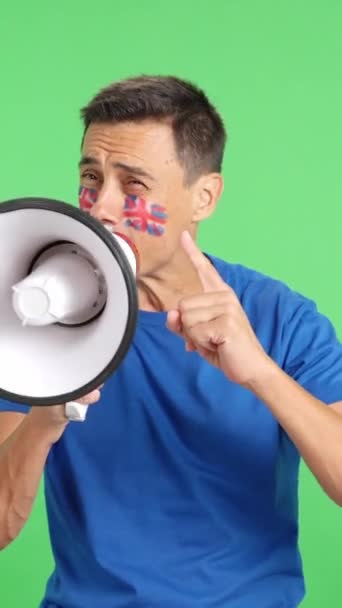 Video Studiu Chromou Muže Britskou Vlajkou Namalovanou Jeho Tváři Shromažďující — Stock video