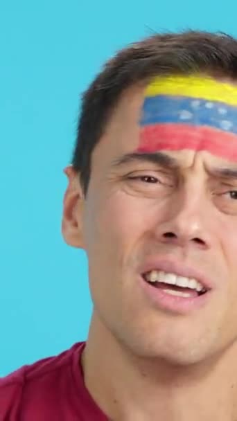 Закрыть Видео Студии Хромой Нервного Мужчины Нарисованным Лице Венецианским Флагом — стоковое видео