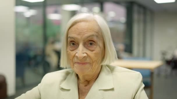 一名老年妇女在疗养院对着摄像机说话和微笑的特写视频 — 图库视频影像