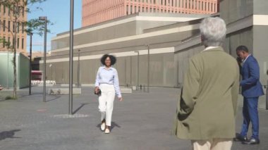 İş adamlarının yoğun saatlerde yürüdüğü finans bölgesinin videosu.