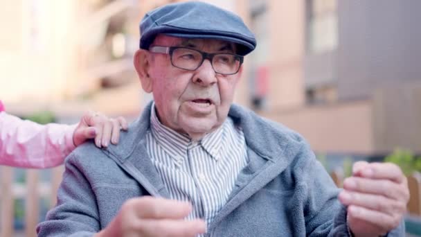 Videó Egy Idős Férfiról Svájcisapkában Aki Kerekesszéken Egy Öregről Beszél — Stock videók