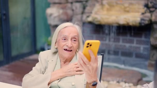 Video Una Donna Anziana Che Scatta Foto Con Cellulare Geriatrico — Video Stock