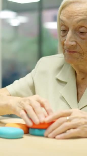 Wideo Starszej Kobiety Grającej Gry Zręcznościowe Okrągłymi Kawałkami Geriatrii — Wideo stockowe