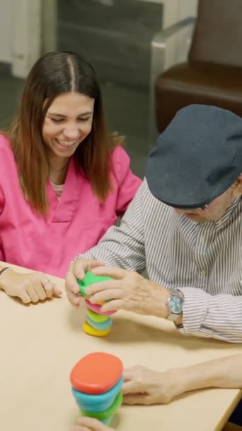 Vídeo Homem Sênior Resolvendo Jogo Habilidade Complicado Geriátrico Pessoas Parabenizá — Vídeo de Stock