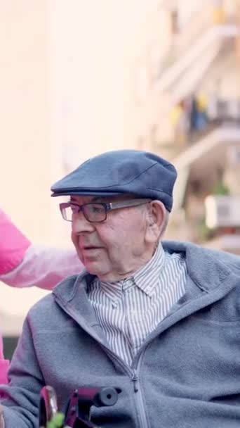Nagranie Czułym Opiekunem Rozmawia Zmartwionym Starszym Mężczyzną Się Rozweselić — Wideo stockowe