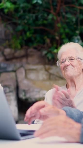 Видео Три Пожилых Человека Аплодируют Время Видеозвонка Ноутбуком Пожилом Возрасте — стоковое видео