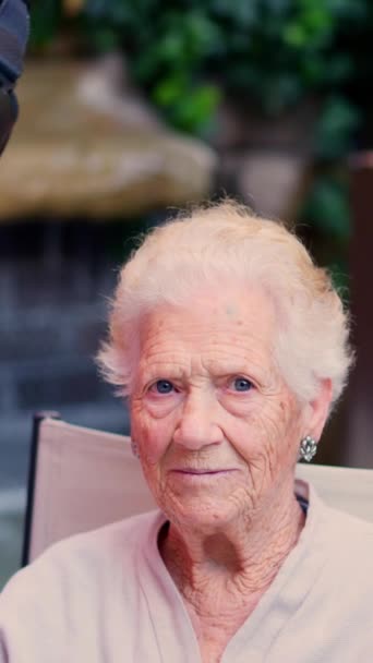 Video Infermiera Che Indossa Occhiali Realtà Virtuale Una Donna Anziana — Video Stock