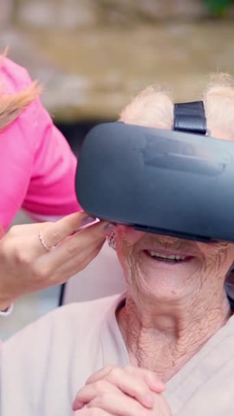 Video Una Donna Anziana Stupita Che Indossa Occhiali Realtà Virtuale — Video Stock