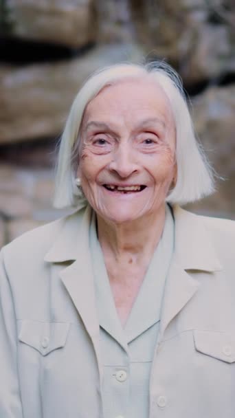 Nagranie Zbliżające Się Starszej Kobiety Uśmiechającej Się Kamery Domu Opieki — Wideo stockowe