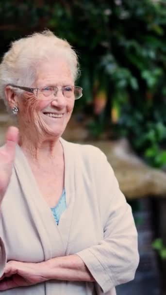 Wideo Przestrzenią Kopiowania Starszej Kobiety Machającej Uśmiechającej Się Ogrodzie Geriatrycznym — Wideo stockowe