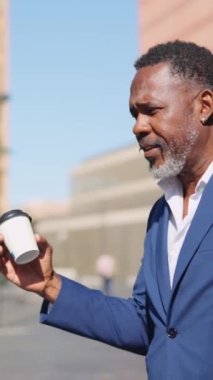 Çok ırklı iş adamlarının yörünge düzleminde sohbet ettiği video şehirde kahve molası sırasında rahatladı