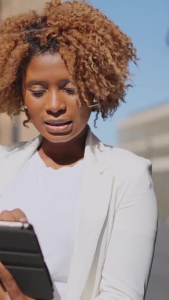Video Una Empresaria Africana Usando Tablet Una Reunión Aire Libre — Vídeo de stock