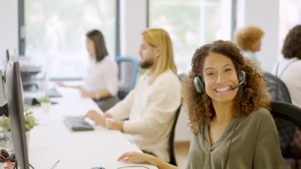 Vídeo Cámara Lenta Una Operadora Telefonía Femenina Sonriendo Cámara Sentada — Vídeos de Stock