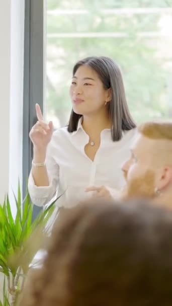 Asyalı Bir Kadın Yöneticinin Bir Arkadaşının Ofisinde Çalışanlarıyla Konuşmasının Yavaş — Stok video