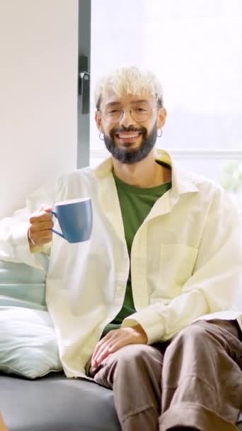 Zpomalené Video Kolegyně Usmívající Uvolněně Během Přestávky Kávu Sedí Pohodlných — Stock video