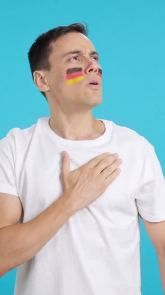 带着德国爱国心的彩色录像在演播室里隆重聆听国歌 — 图库视频影像