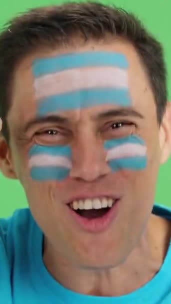 Видео Студии Хромой Крупного Плана Человека Аргентинским Флагом Нарисованным Лице — стоковое видео