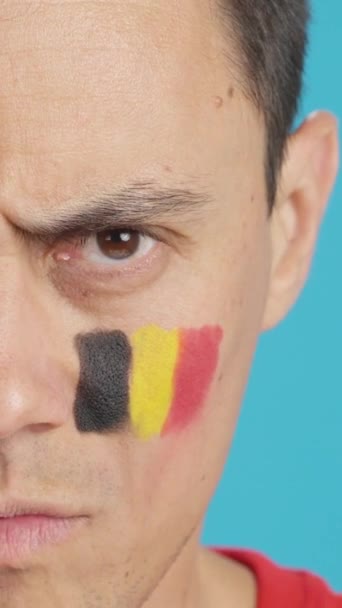 Видео Студии Хромой Крупным Планом Серьезного Человека Белгийским Флагом Нарисованным — стоковое видео
