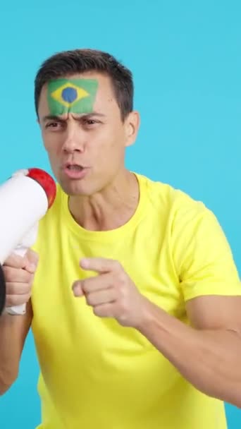 Video Ateliéru Chromou Muže Brazilskou Vlajkou Namalovanou Jeho Tváři Shromažďující — Stock video