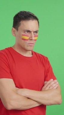 Stüdyoda İspanyol bir vatanseverin ciddi bir ifadeyle bakışlarını çevirdiği bir video.