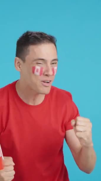Wideo Studiu Chromą Mężczyzny Namiętnie Dopingującego Kanadę Krzyczącą Machającą Flagą — Wideo stockowe