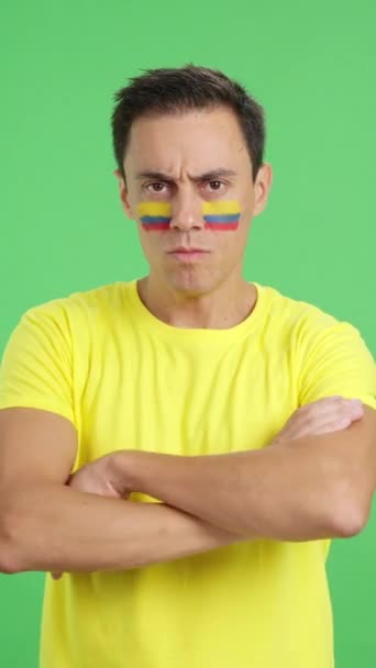 콜롬비아 얼굴에 그려진 콜롬비아 깃발의 크로마와 스튜디오에서 비디오 존엄성 카메라를 — 비디오