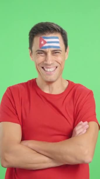 Video Estudio Con Croma Hombre Pie Con Bandera Cubana Pintado — Vídeos de Stock