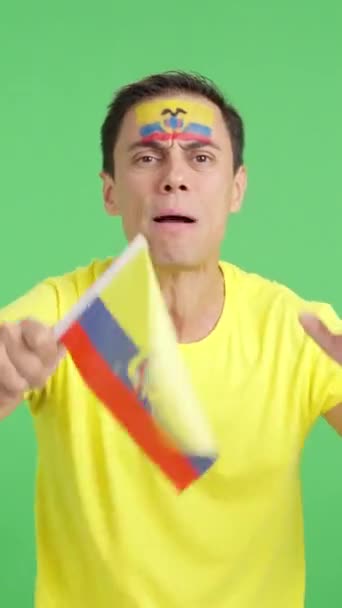 Video Studio Mit Einem Mann Der Eine Ecuadorianische Nationalflagge Schwenkt — Stockvideo