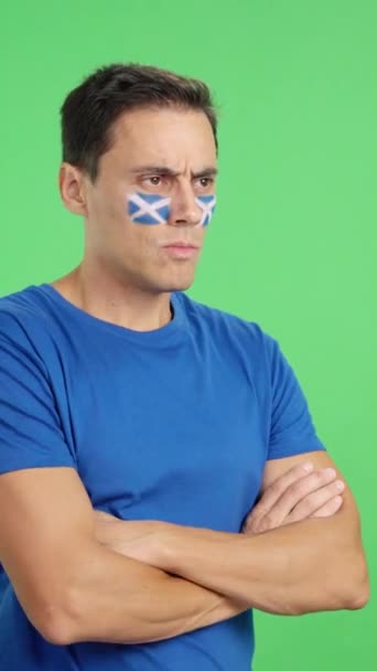 Βίντεο Στούντιο Chroma Ενός Άνδρα Σκωτσέζικη Σημαία Ζωγραφισμένο Στο Πρόσωπο — Αρχείο Βίντεο