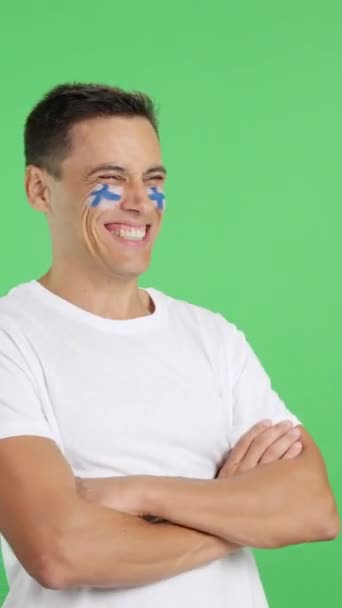 Video Estudio Con Croma Hombre Feliz Con Bandera Finlandesa Pintado — Vídeo de stock