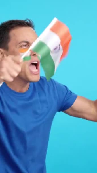 演播室里的录像 彩色的印度支持者尖叫着 挥动着国旗 无声无息地望着复制的空间 — 图库视频影像