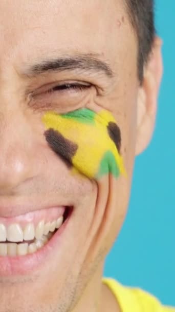 Видео Студии Хромой Крупным Планом Человека Ямайским Флагом Нарисованным Лице — стоковое видео