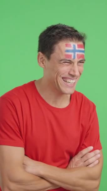 Video Estudio Con Croma Hombre Feliz Con Bandera Noruega Pintado — Vídeos de Stock