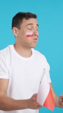 Stüdyoda gergin bir adamın Polonya 'ya tezahürat yaptığı bir video var. Heyecan verici bir maç sırasında başka yöne bakarken kayboluyor.