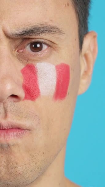 Видео Студии Хромой Крупным Планом Серьезного Человека Перуанским Флагом Нарисованным — стоковое видео