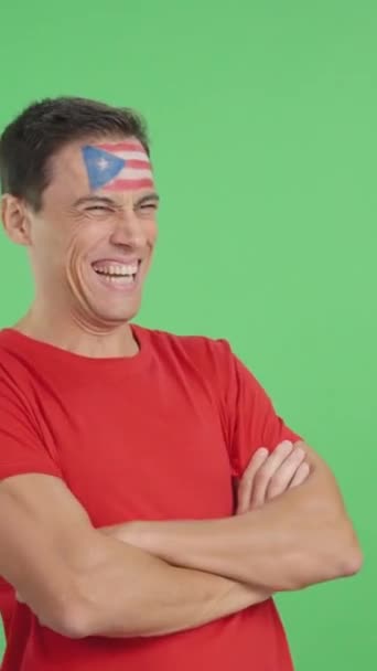 Відео Студії Хромою Щасливого Чоловіка Пуерто Риканським Прапором Намальованим Обличчі — стокове відео