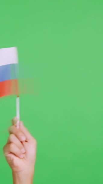 スタジオでのスローモーションビデオ ロシアの国旗のペナントを横から横に振る手のクロマ — ストック動画