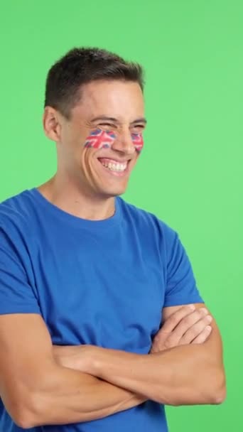 Відео Студії Хромою Щасливого Чоловіка Британським Прапором Намальованим Обличчі Дивлячись — стокове відео
