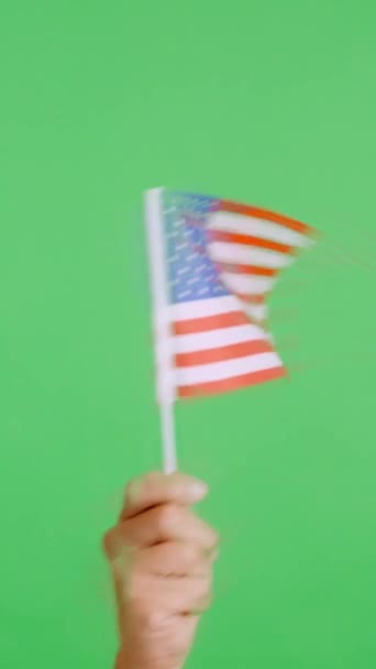 Zpomalené Video Studiu Chromou Ruky Mávající Praporem Národní Vlajky Spojených — Stock video
