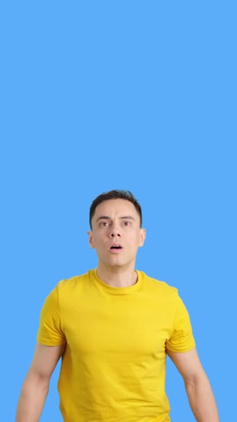 Video Studio Blue Background Caucasian Casual Possessed Man Looking Upwards — Stock Video
