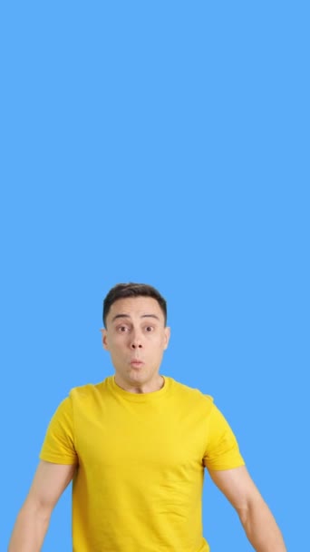 Video Studio Blue Background Man Comical Expression Opening His Eyes — Stock Video