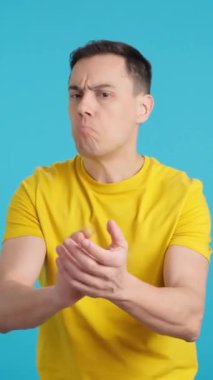 Stüdyoda, iyi yapılmış bir şeyi alkışlayan bir adamın mavi arkaplanlı videosu var. Çerçeve boş başlar, adam aşağıdan görünür ve altta kaybolur..