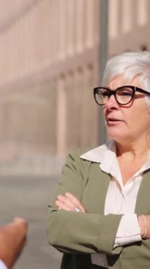 İki farklı etnik gruptan iş kadını arasında geçen ciddi bir konuşmanın videosu.