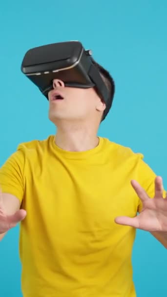 Video Studio Blue Background Surprised Man Using Virtual Reality Goggles — Stock Video