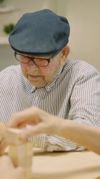 Video Bočním Cestováním Tří Seniorů Hrající Dřevěnými Dovednostními Deskovými Hrami — Stock video