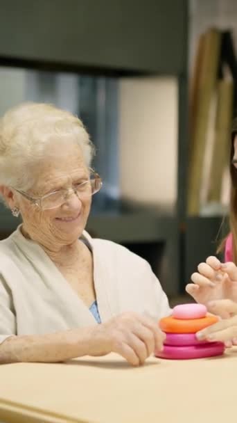 帮助老年妇女解决老年病学技能游戏的护理视频 — 图库视频影像