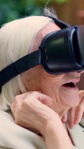 Video Una Vecchia Scioccata Che Utilizza Occhiali Realtà Virtuale Geriatrico — Video Stock