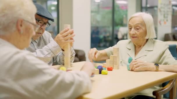 Video Tre Anziani Concentrati Che Risolvono Giochi Abilità Cerebrali Con — Video Stock